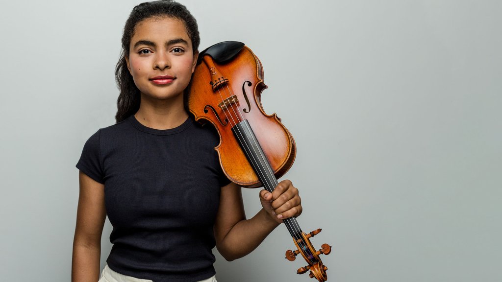 Amaryn Olmeda holding a violin